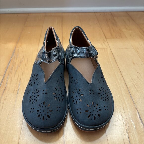 Blue Mary Janes, Size 5.5 - Picture 2 of 3